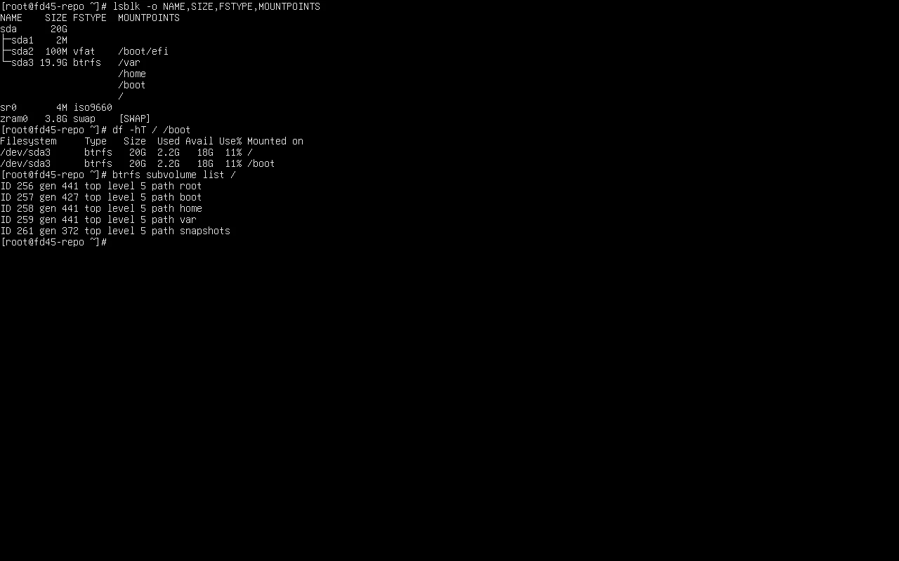 F45 装机后实测：lsblk 显示 sda3 为 19.9G btrfs，同时挂着 /var /home /boot / 四个挂载点；df -hT 对 / 与 /boot 都报 20G 11%；btrfs subvolume list 列出 root boot home var snapshots 五个子卷