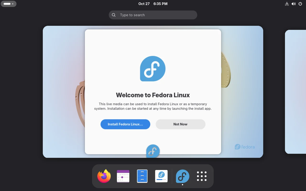 Fedora 45 Workstation 首次启动的欢迎弹窗，提示可以安装或用它作为临时系统